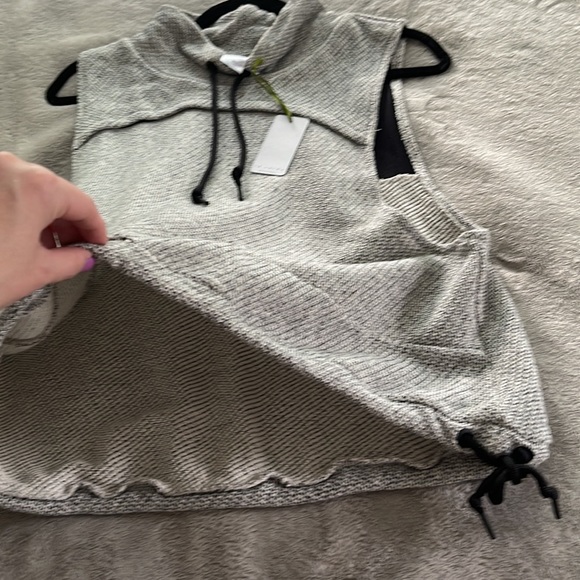 Heather gray workout pullover - Picture 6 of 7